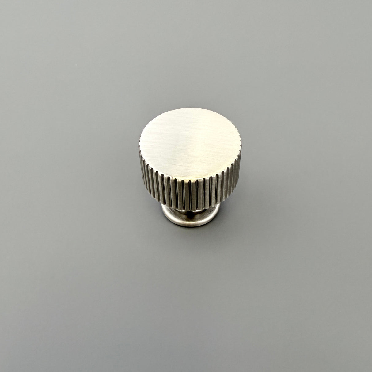 HARLEY & WAGER, Stratford Linear Knob Handle, Centre Fixing