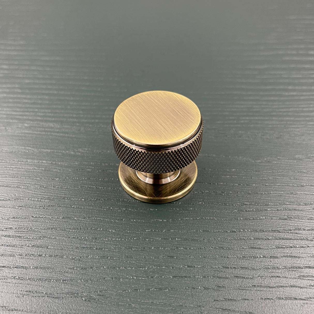 HARLEY & WAGER, Chelmsford Knurled Knob Handle, Centre Fixing